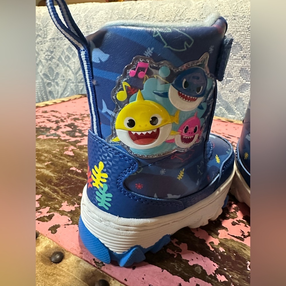 BABY SHARK Snow Boots Toddler Sz 6 - NEW - Picture 4 of 7